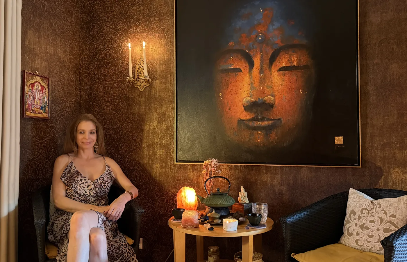 Daniela Pflug in ihrem Studio vor dem Buddha-Bild