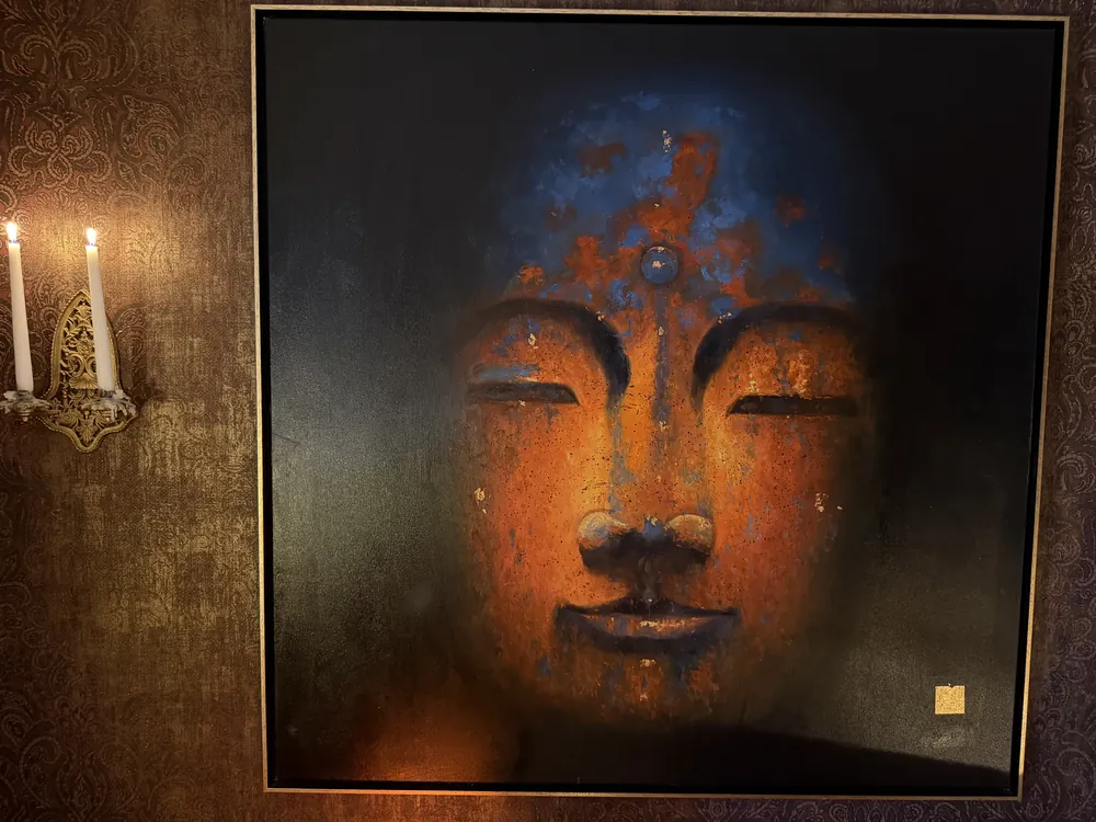 Gemälde eines Buddha-Gesichts im Kerzenschein