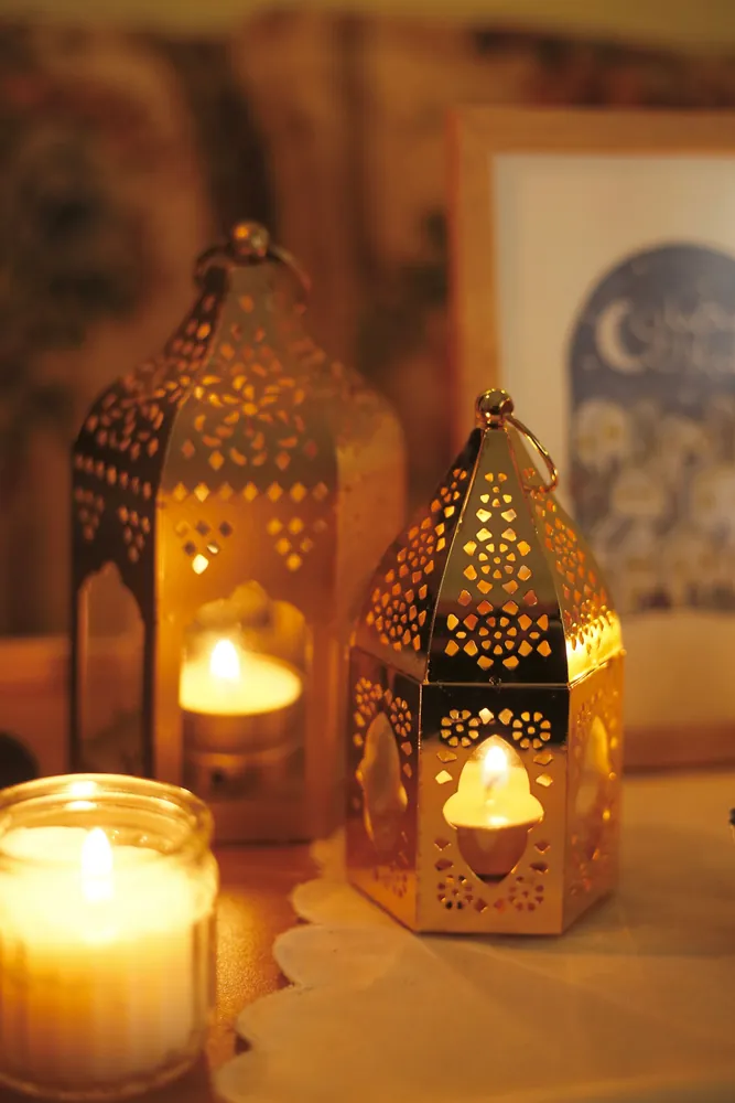 Orientalische Laternen mit brennenden Kerzen