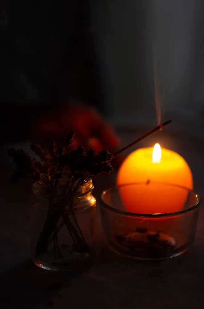 Kerze mit Räucherstäbchen