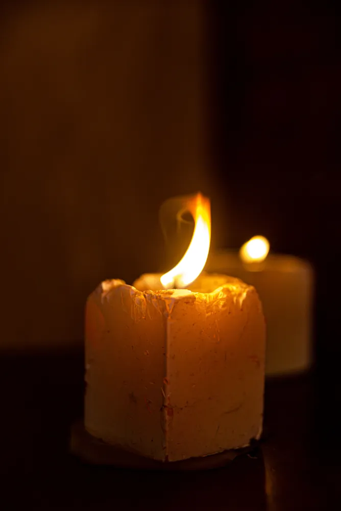 Kerzenflamme in der Dunkelheit