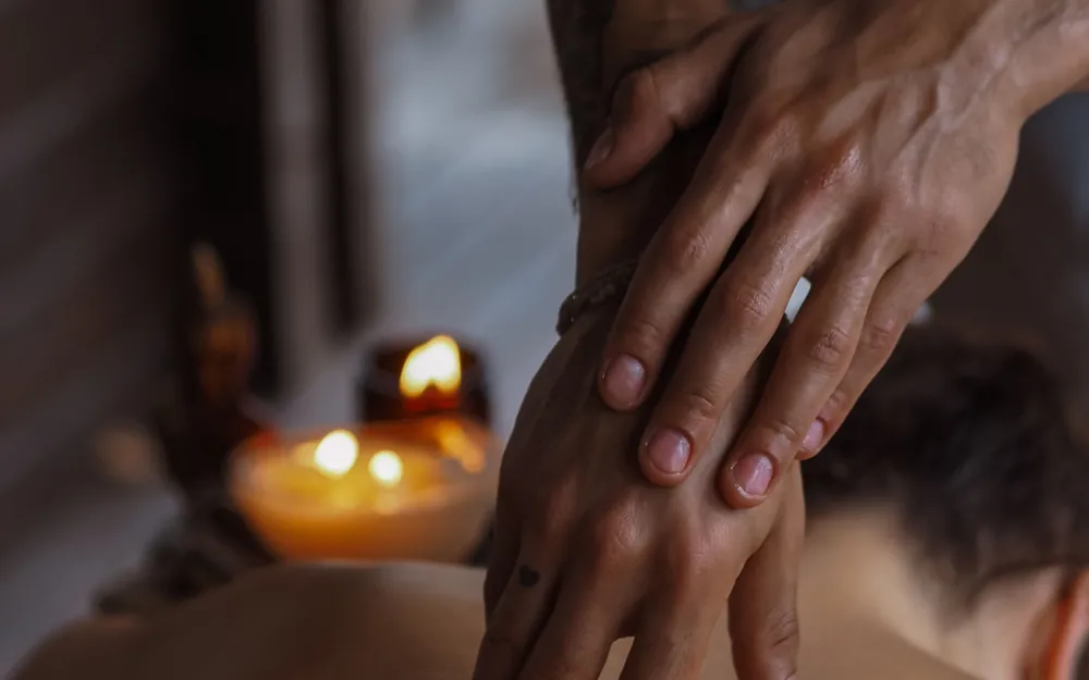 Hände bei einer achtsamen Rückenmassage