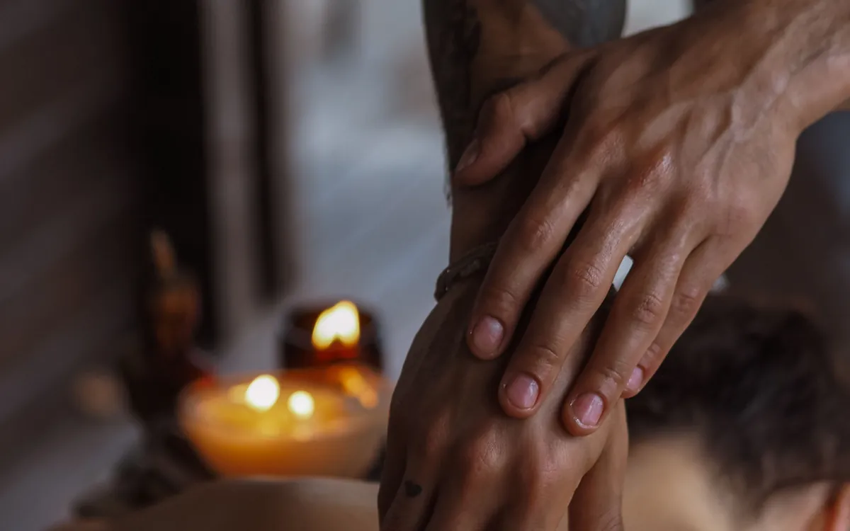 Hände bei einer achtsamen Rückenmassage