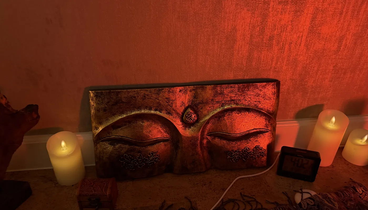 Geschnitzte Buddha-Augen im Kerzenschein